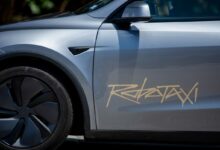 Tesla atrai atenção de reguladores com robotaxis autônomos