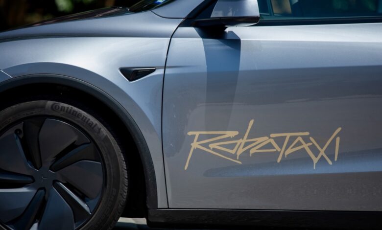 Tesla atrai atenção de reguladores com robotaxis autônomos