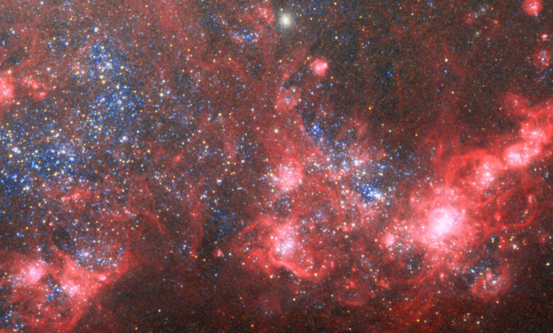 NASA captura galáxia anã brilhando na constelação do Cão Caçador