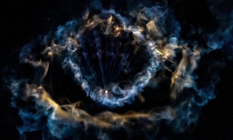 SpaceX lança foguete e cria anel nebuloso no céu