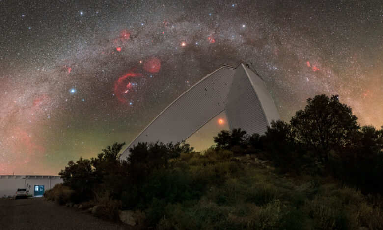 NASA revela imagem da Via Láctea sobre observatório em Kitt Peak