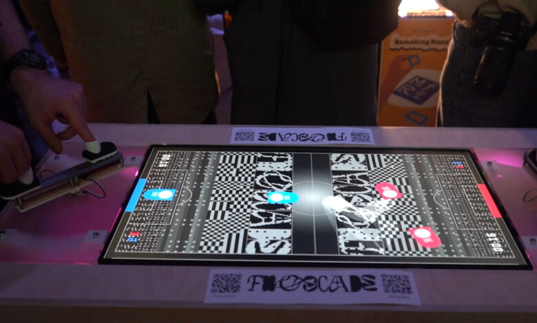 Fooscade inova design de controles com botas para dedos