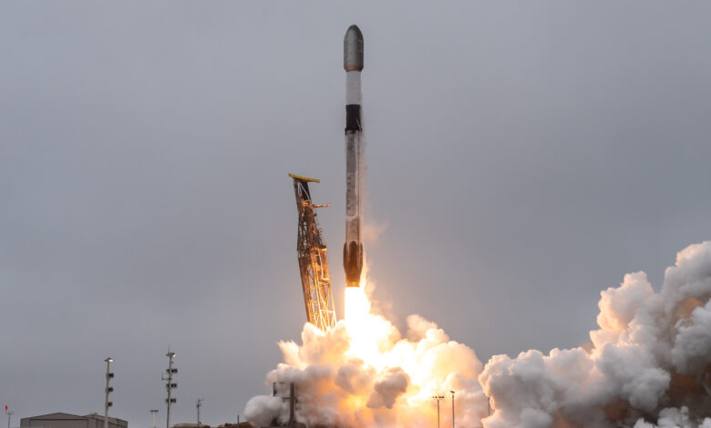 SpaceX lança satélites Starlink de Vandenberg Space Force Base