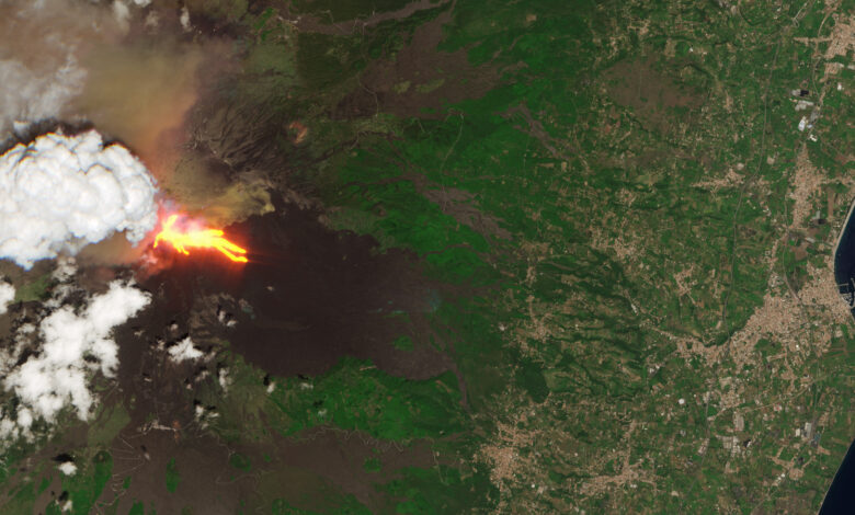 NASA captura erupção do Etna em foto do satélite em órbita