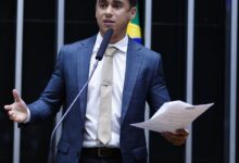 STJ mantém condenação de Nikolas por decisão sobre transfobia