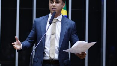 STJ mantém condenação de Nikolas por decisão sobre transfobia
