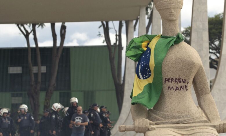 STF nega recurso de mulher que pichou estátua em Brasília