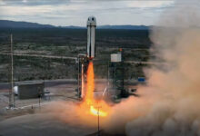 Blue Origin lança foguete com 6 turistas a bordo de Texas
