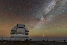 Satélites mapeiam triângulo acima do telescópio Gemini