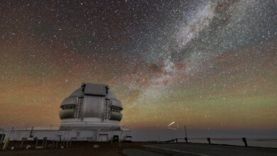 Satélites mapeiam triângulo acima do telescópio Gemini