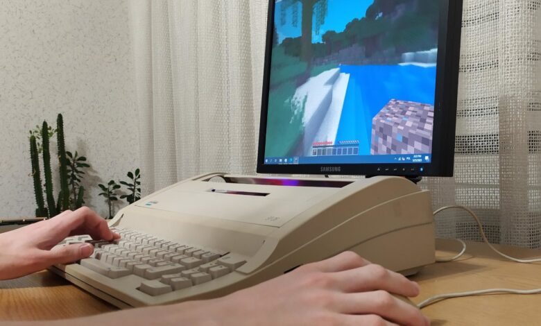 Design transforma máquina de escrever em PC gamer