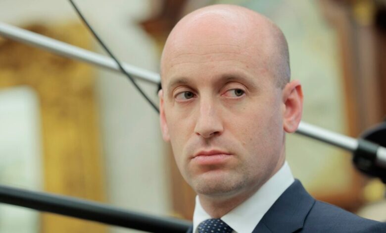 Stephen Miller investe em Palantir, colaborador do ICE