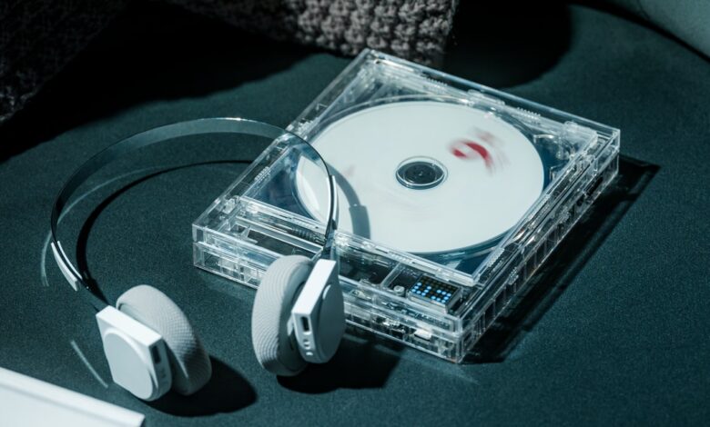Translucent design transforma CDs em arte e desafia streaming