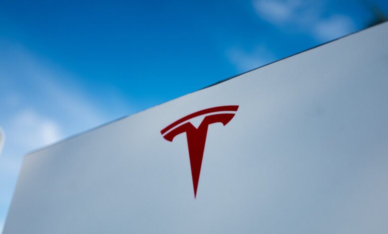 Tesla enfrenta dilemas ao priorizar política em vez de gadgets