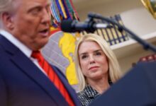 DOJ entrega arquivos de Epstein e Pam Bondi vira piada