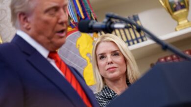 DOJ entrega arquivos de Epstein e Pam Bondi vira piada