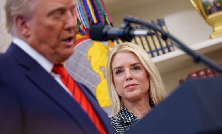 DOJ entrega arquivos de Epstein e Pam Bondi vira piada
