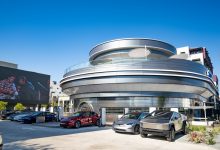 Tesla abre diner retrofuturista e Elon Musk promete mais locais