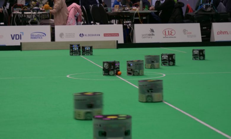 Robôs competem na RoboCupSoccer Small Size League
