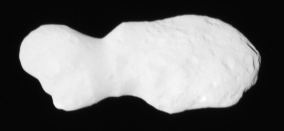 Donaldjohanson as seen by NASA’s Lucy spacecraft from a range of about 2,700 km (1,700 miles), about 3.2 minutes before closest approach on April 20, 2025. The illumination conditions, with the Sun almost behind Lucy, greatly reduce the contrast of topographic details. Image credit: NASA / Goddard / SwRI / Johns Hopkins APL.