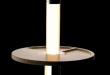 Lumera apresenta mesa lateral com lâmpada e carregador sem fio