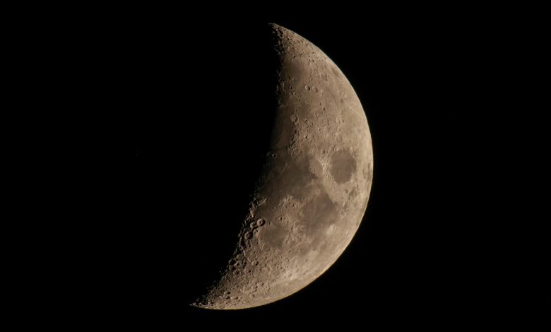 Exploração lunar: observe a lua crescente ao lado da estrela Spica