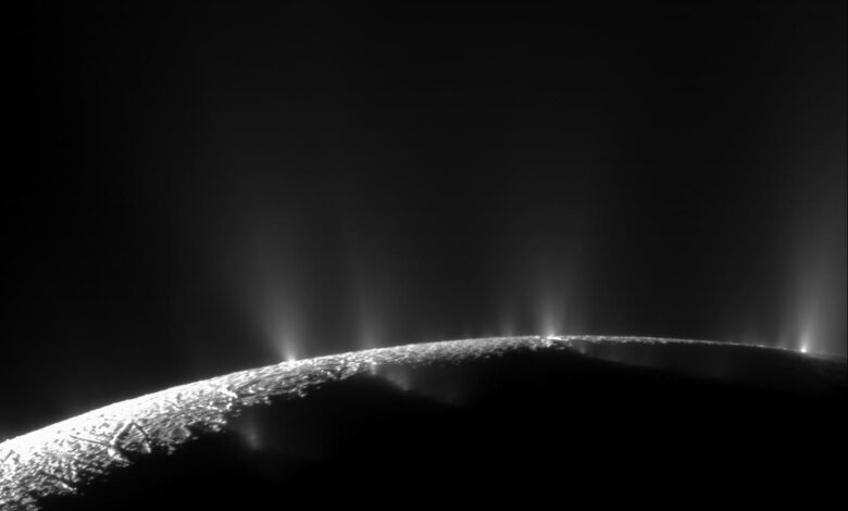 NASA descobre pH adequado para vida em satélite Enceladus