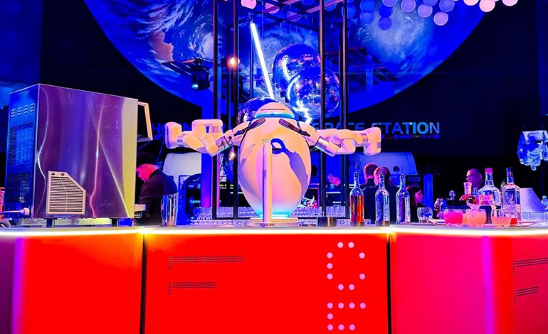 Richtech Robotics apresenta robô que serve bebidas no KSC
