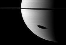 NASA registra sombra sobre as nuvens de Saturno em julho