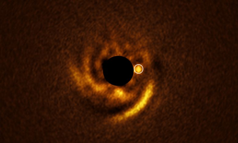 NASA captura disco espiral em órbita de estrela jovem