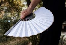 Design futurista no abridor de leque de titânio portátil