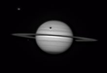 NASA revela imagem impressionante de Titan em órbita de Saturno