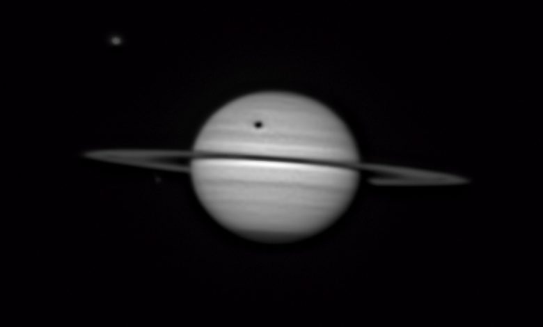 NASA revela imagem impressionante de Titan em órbita de Saturno