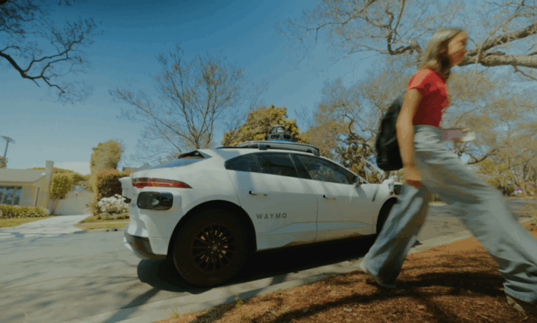 Waymo lança serviço de robô-táxi para adolescentes em Phoenix