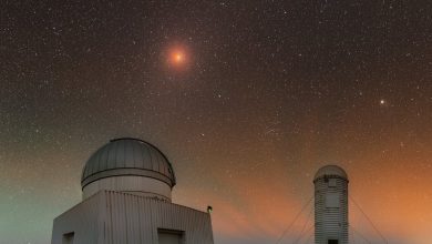 NASA registra eclipse lunar em foto colorida do céu