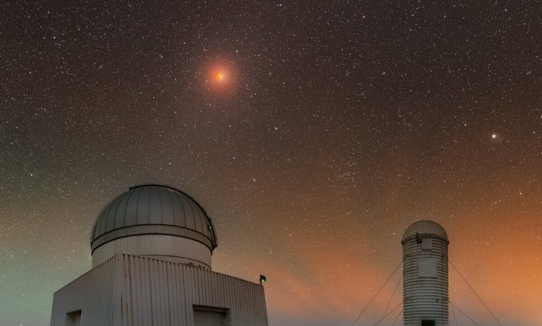 NASA registra eclipse lunar em foto colorida do céu