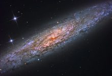 NASA revela imagem da galáxia Escultor sobre formação estelar