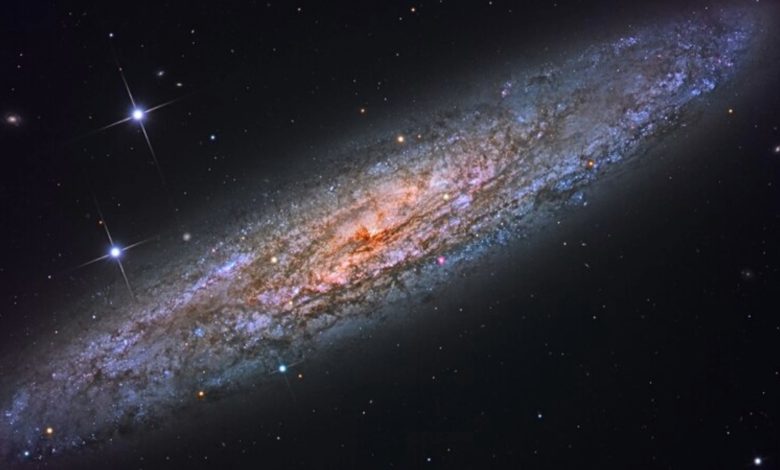 NASA revela imagem da galáxia Escultor sobre formação estelar
