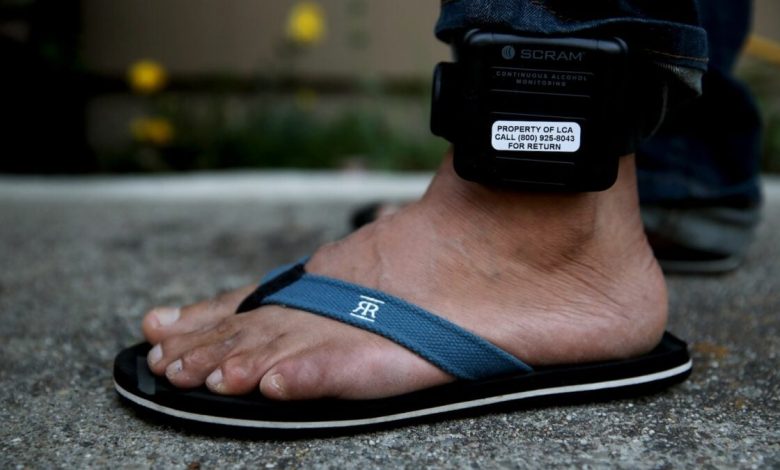 ICE planeja monitorar 180 mil imigrantes com gadget de tornozelo