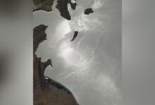 ISS registra sunglint no Lago Titicaca em foto do dia