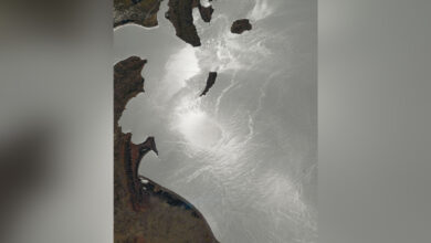 ISS registra sunglint no Lago Titicaca em foto do dia