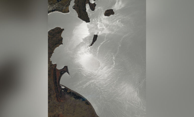 ISS registra sunglint no Lago Titicaca em foto do dia