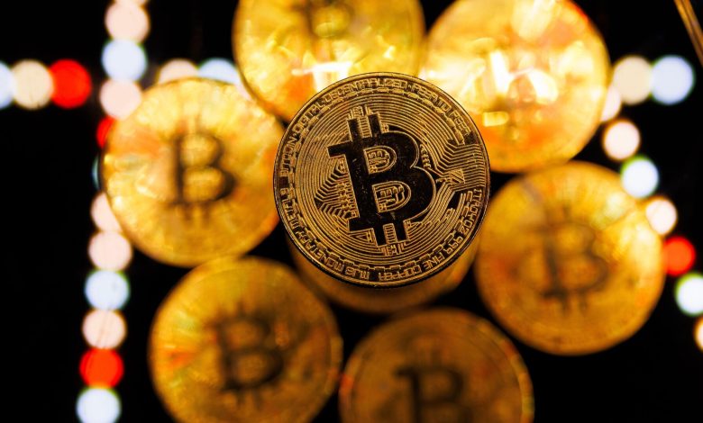 Bitcoin alcança US$ 112 mil, mas mercado de gadget hesita
