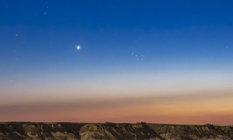 Pleiades e Vênus se destacam no céu da madrugada em 5 de julho