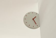 Corner Clock traz design lúdico para o mobiliário urbano