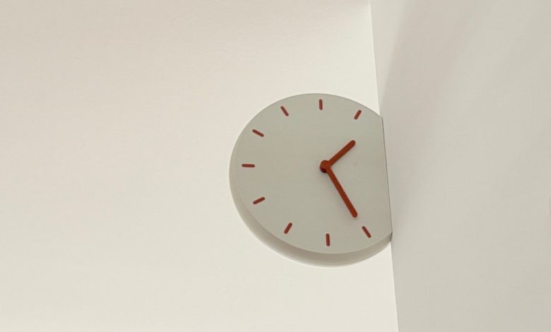 Corner Clock traz design lúdico para o mobiliário urbano