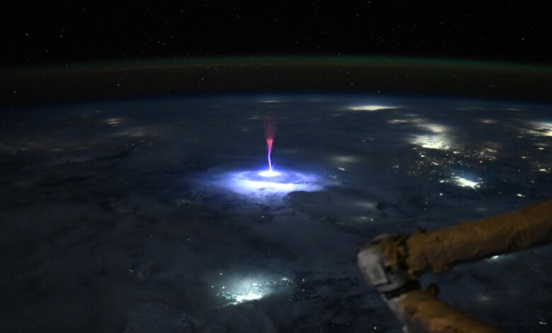 ISS captura fenômeno raro: um 'sprite' na órbita terrestre