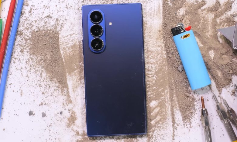 Galaxy Z Fold7 mostra design fino e resistência em teste