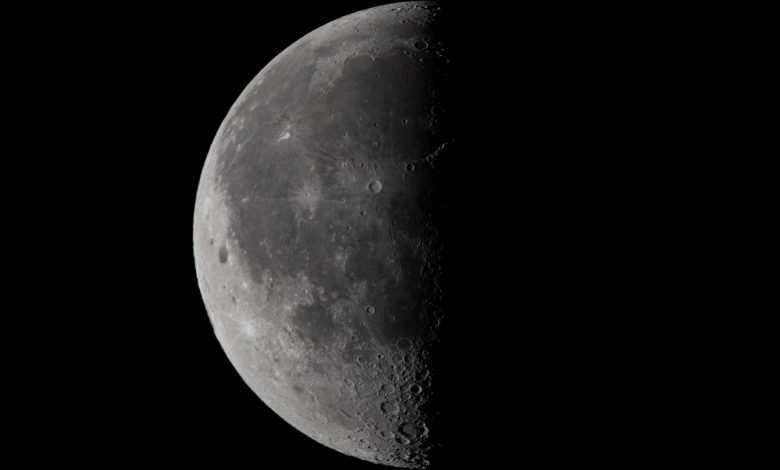 NASA observa a Lua em quarto crescente próxima a Saturno