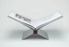 Stoolstudio apresenta suporte para livros escultural e modular
